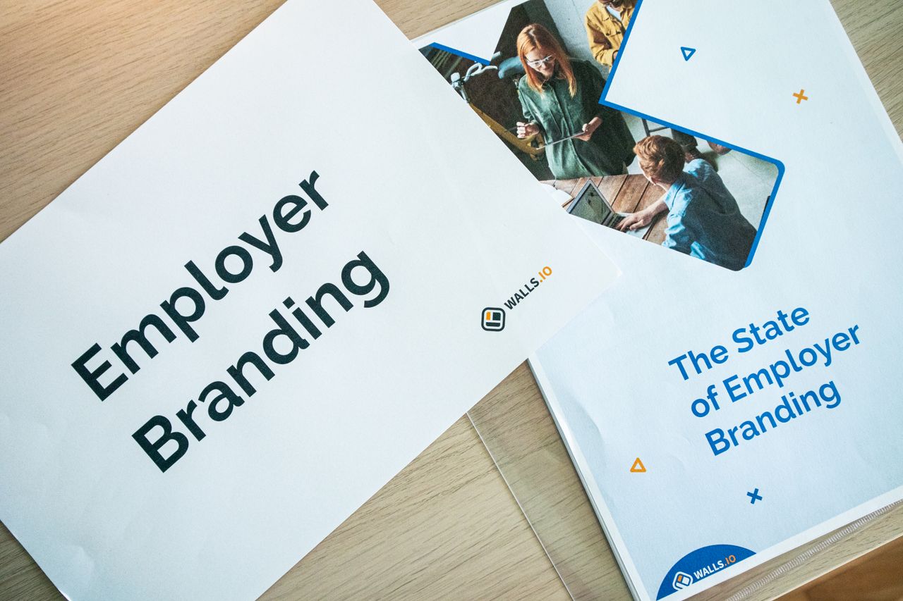 about-01 A flat lay of employer branding materials arranged on an office table, highlighting marketing and design.